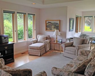 Private 3 Bedroom Ocean View Home, Cowichan Valley - Mill Bay - Living room