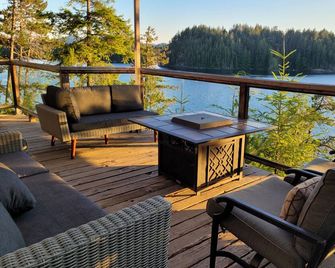 Sea Chalet- Private Oceanfront Cabin on Sonora Island - Owen Bay - Balcony