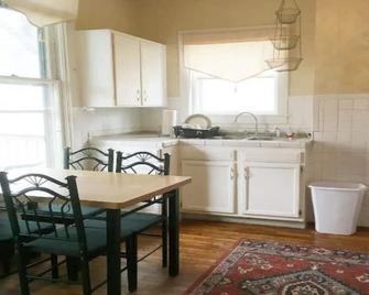 InTown Hideaway Kitch Bath 1 Bedrm Perfect for 2 - Hillsdale - Kitchen