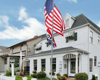 Beautiful Well Design Condo In Bay Head + 1st Floor With Outside Seating Area - Bay Head - Edificio