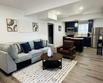 Comfortable and Luxury Studio in a Prime Location - Buford - Wohnzimmer