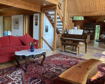 The River House at Whitestone: Pet Friendly, Secluded Private Beach, w/ Kayaks! - White Stone - Living room