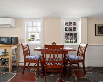 Dog-friendly apartment in a prime location - walk to town beaches - Rockport - Dining room