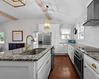 Secluded Horse-Country Farmhouse w/ Pond+36 Acres+Near Durham - Rougemont - Cocina