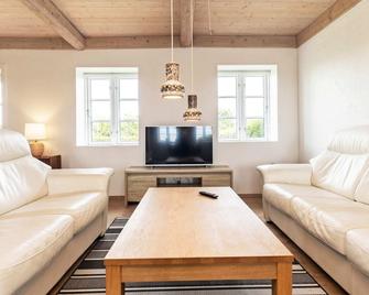 Bohemian Apartment in Faaborg near Sea - Faaborg - Living room
