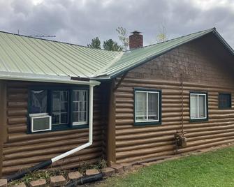 Gorgeous Rustic Cabin by the Lake - Houghton Lake - Outdoors view