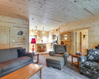 Pequot Lakes Vacation Rental with Patio and Fire Pit - Pequot Lakes - Living room