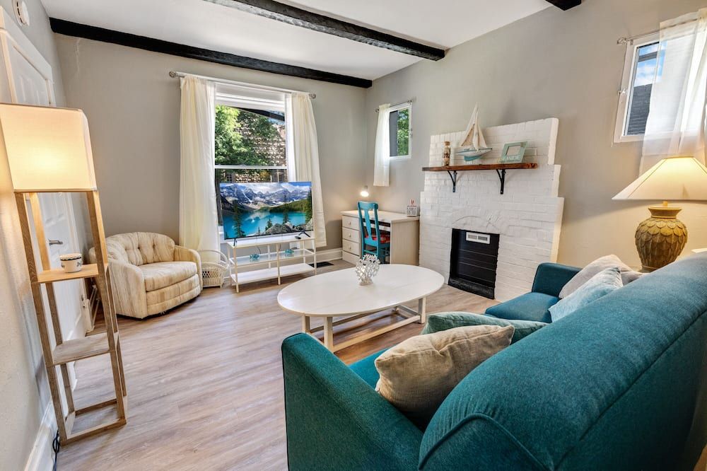 94 Walkscore King Bed Capitol Hill Beachy Apt - דנבר - סלון