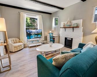 94 Walkscore King Bed Capitol Hill Beachy Apt - דנבר - סלון