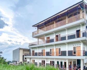 RedDoorz at Omahku Guest House Batu - Malang - Building