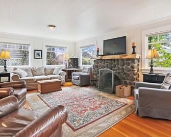 Rees Cottage - Close to Downtown & the Beach! - Cannon Beach - Living room