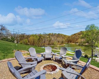 Outdoor Spa + Dock! Scenic Norris Lake Retreat - Caryville - Balkón