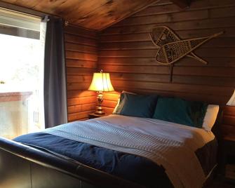 Quiet Lakefront Getaway - with Hot Tub br - Highland Grove - Habitación