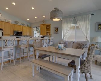 Friends & Family Seaside Retreat! Walk to the Beach! - Gold Beach - Eetruimte