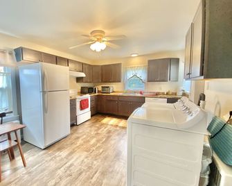 Spacious Home 1Minute Walk to Geisinger Hospital - Danville - Kitchen