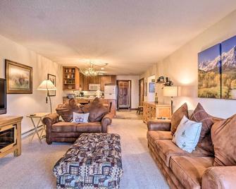 Ski, Hike and Explore All-Season Frisco Condo - Frisco - Living room
