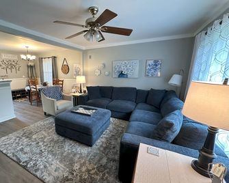 2 min to Loveland,15 min to Kings Island-2 bed, patio, fenced yard,pet friendly - Loveland - Living room