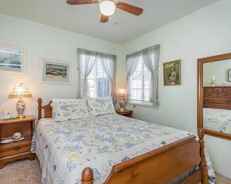 Cozy Family Vacation Home.Winter/Holiday Ready Short Drive To The Beach - Morro Bay - Schlafzimmer