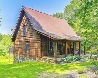 Blue Ridge Mtns Retreat w/ Views, 1 Mi to Parkway! - Hillsville - Building