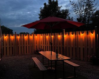 Sip & Soak: Airstream Glamping, Hot Tub On Seneca Wine Trail - Burdett - Patio