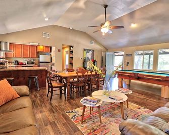 Secluded Cabin with ALL the amenities - Wimberley - Living room