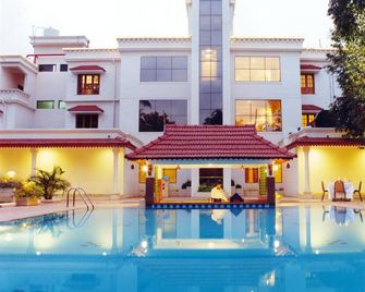 Quality Airport Hotel - Nedumbassery - Piscina