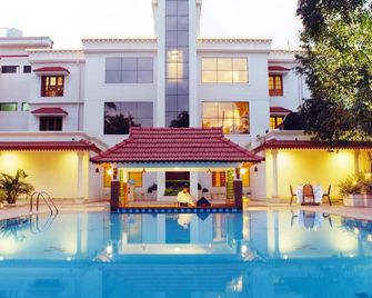 Quality Airport Hotel - Nedumbassery - Piscine