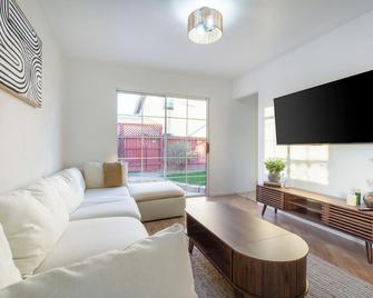 Stylish Casita | Walk To Adams Ave | Patio & Bbq - San Diego - Living room