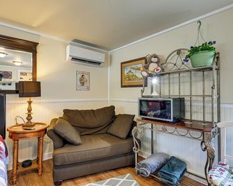 Whittier Vacation Rental Cabin in Tranquil Setting - Whittier - Living room