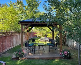 Boutique motel with private beach access & full kitchen - Penticton - Terasa
