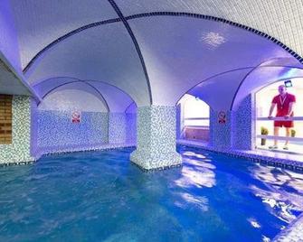 Caravan Nearby Hastings, Coghurst Hall Park - Hastings - Pool