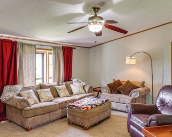 Kadoka Home about 22 Mi to Badlands National Park! - Kadoka - Obývací pokoj