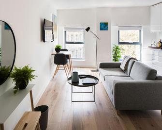 Hiding Space Westgate Apartments - Bath - Living room