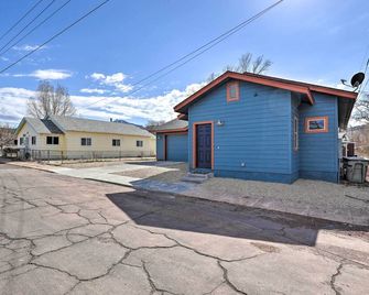 Modern Retreat: 3 Blocks to Dtwn Williams + Rte 66 - Williams - Building