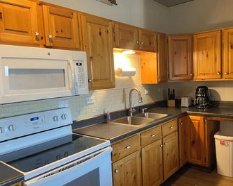 Cozy 1-bedroom apartment in rural Augusta with AC - Augusta - Cocina