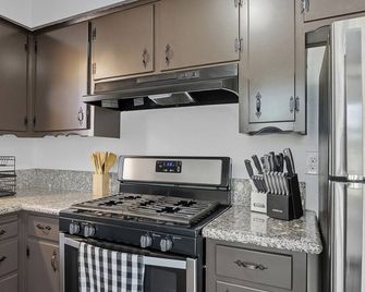 The Cozy Rustic Sequoia Wi-Fi & 2 Garage - Tulare - Cuisine