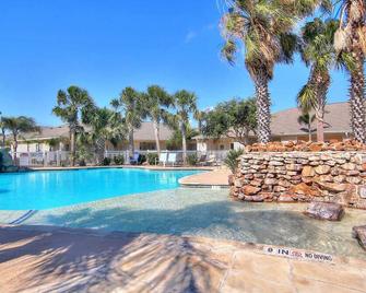 Bright & Modern Townhome with Pool - Close to the Beach, Dogs OK - Chapman Ranch - Pool