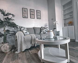 Beautiful 1 Bed 1 Bath Cozy Condo - Bakersfield - Salon