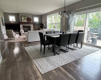 5 bedrooms, lots of space indoors & out for entertaining, close to golf courses! - Ramsey - Comedor