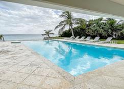 Coral Sea private beachfront panorama with infinity pool - Tucker’s Town - Pool