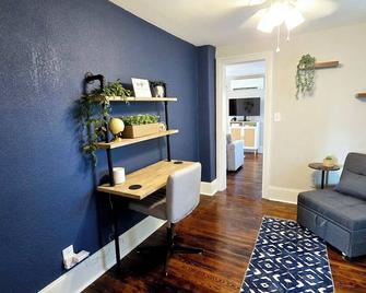 Historic Cozy Apartment 1 Bedroom In Peaceful Boonville - Boonville - Living room