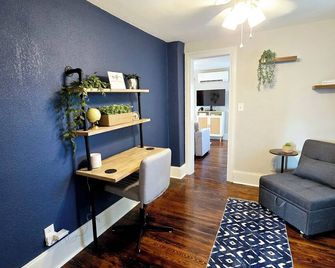 Historic Cozy Apartment 1 Bedroom In Peaceful Boonville - Boonville - Вітальня