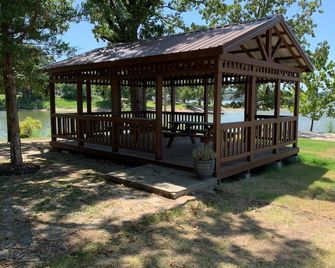 Bobcat Cottage Lake Front Home On Grand Lake, Ok With Dock - Wyandotte - Patio