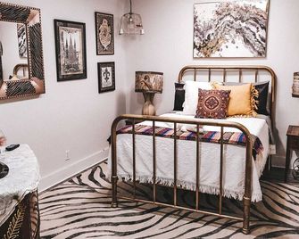 The Glam Room - Bohemian Glam style suite in Historic Jefferson Tx - Jefferson - Bedroom
