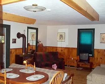 High Falls Bay Cottages, Camping & Waterpark - Bracebridge - Living room