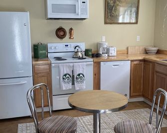 Charming 1-bedroom house with WiFi, AC in brilliant Missoula. - Missoula - Kitchen