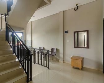 RedDoorz near Puri Indah Mall - Yakarta - Escaleras
