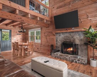 Shenandoah Mountain Majesty Log Cabin on 15 Acres - Hot Tub-1GB Fiber Internet - Stanardsville - Living room