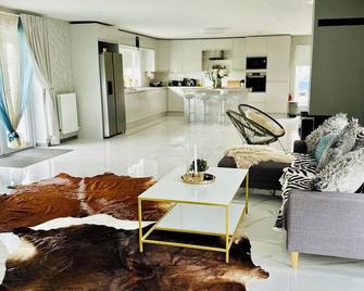 Charming 3-bedroom property with free WiFi and parking near Kildare village - Kildare - Living room