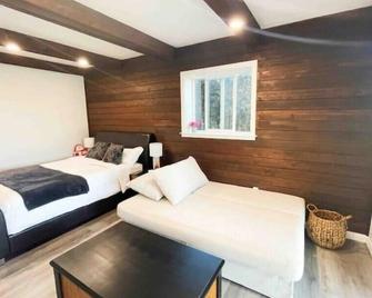 West Vancouver · Landmark View · Prime Location · 1br Private Suite - West Vancouver - Bedroom